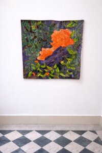 Obra con texturas orgánicas y colores naranja y verde.