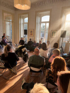 Mesa redonda y charla sobre arte contemporáneo con artistas y público en el Palacete Gomes Freire, Lisboa.