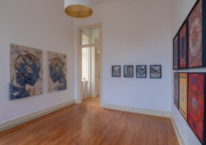 Obras expuestas en las paredes blancas del Palacete Gomes Freire durante el Pop-Up Project.