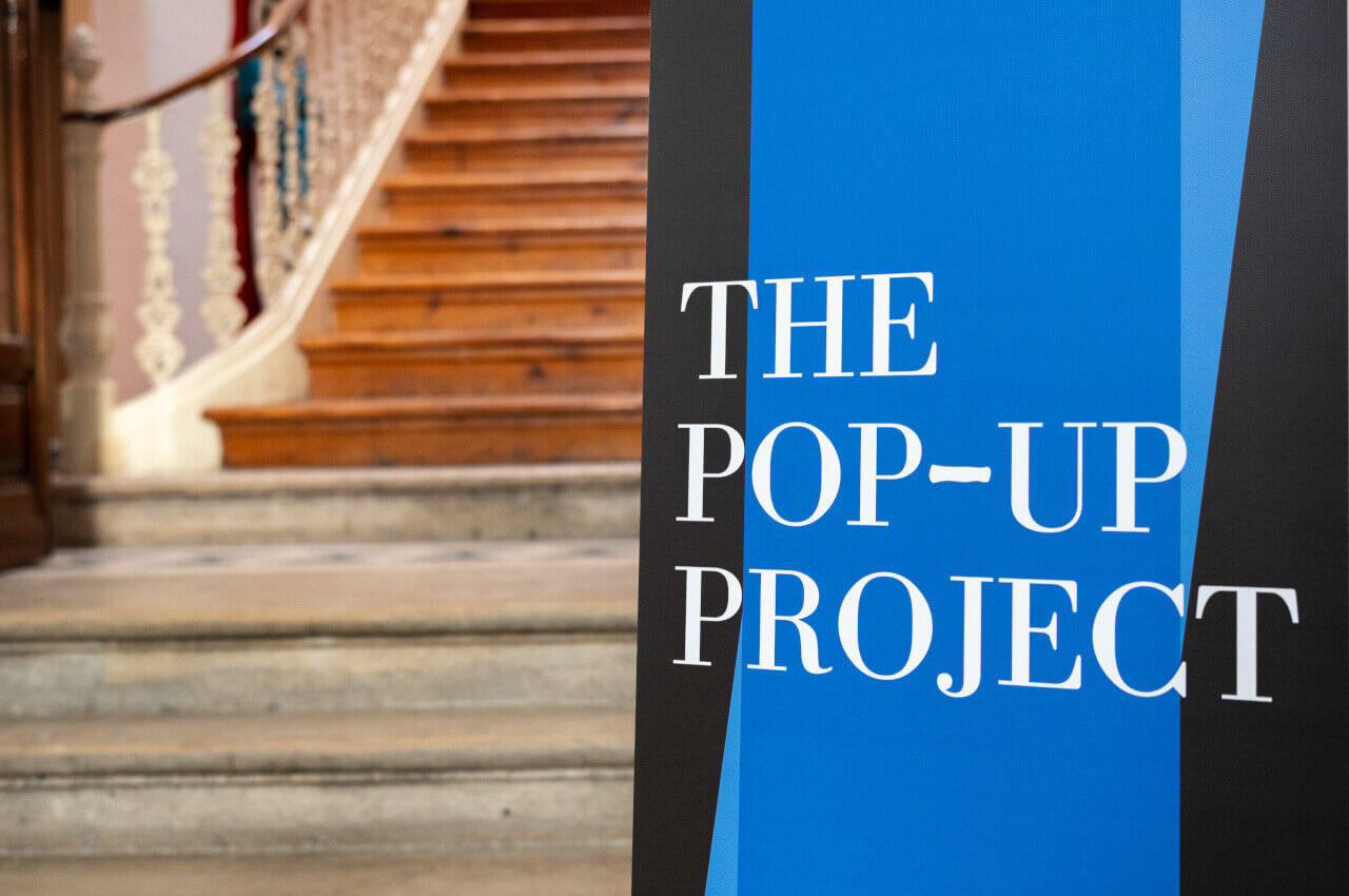 Cartel de "The Pop-Up Project" en la entrada del Palacete Gomes Freire en Lisboa 2026.
