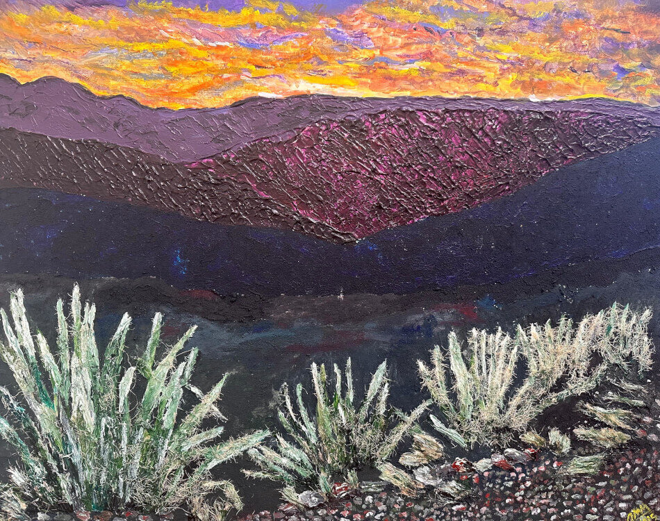Pintura acrílica "Atardecer tormentoso en Ángulos, La Rioja" - paisaje montañoso con cielo dramático naranja y vegetación desértica, técnica mixta con arena y gesso sobre tela