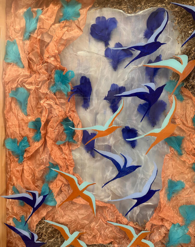 Obra mixta "Las aves deben vivir libres" de Graciela Musteikis - aves pintadas en acrílico sobre placa transparente con plumas y malla de cobre al fondo, 160x98cm
